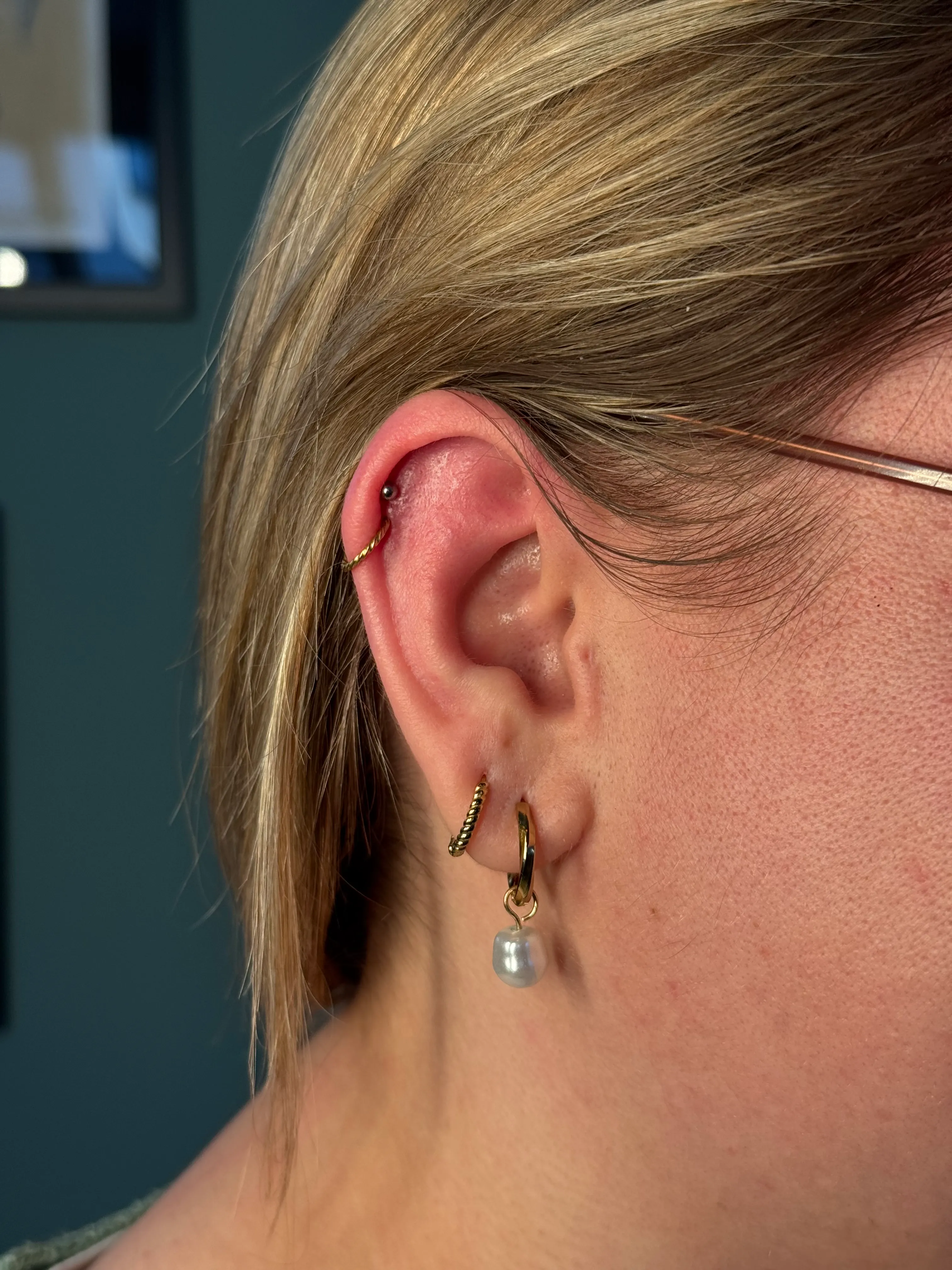 Piercing — piercing 01 ohr stack gold